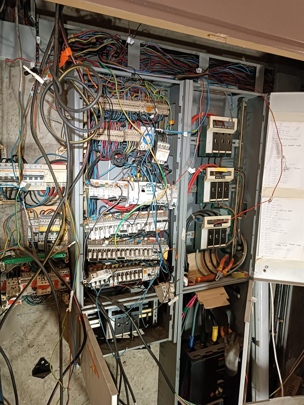 Armoire electrique en cours de diagnostic